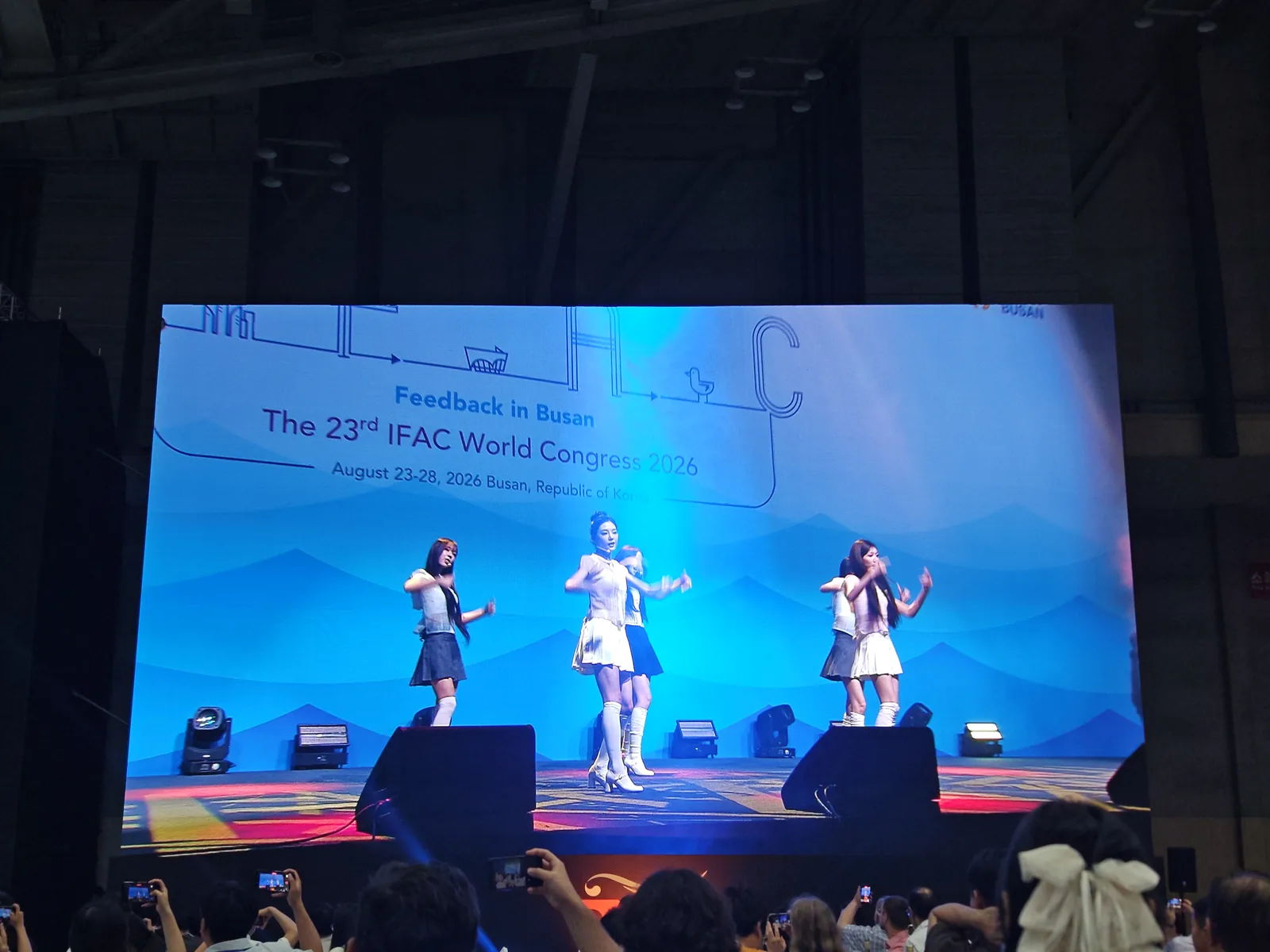 IFAC World Congress 2026のロゴを背景にしたバンケットのダンスパフォーマンス